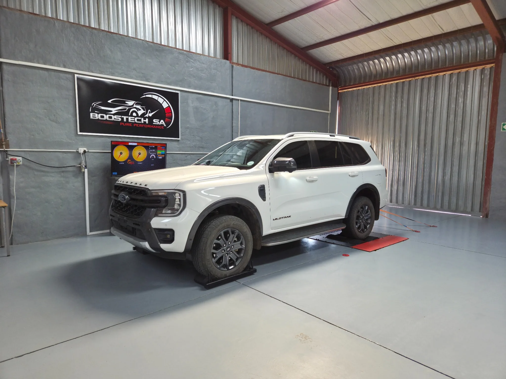 White Ford Everest on the dyno